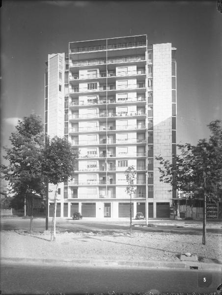 Veduta architettonica. Milano - Torre Domus in viale Zara 54