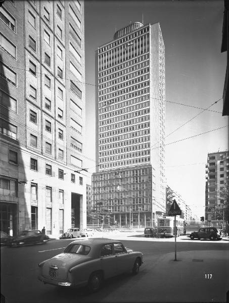 Veduta architettonica. Milano - Grattacielo in piazza della Repubblica