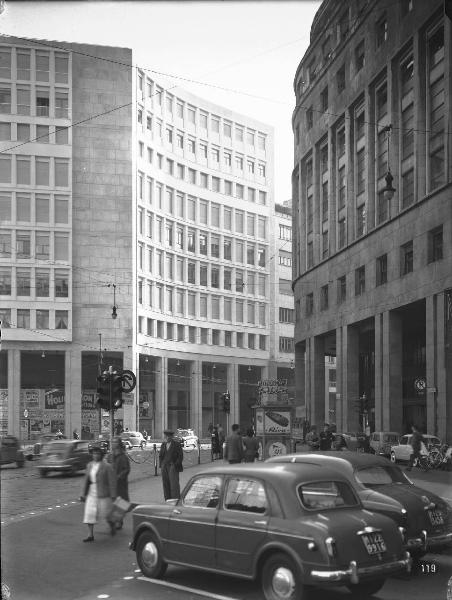 Veduta architettonica. Milano - Edificio in piazza San Babila