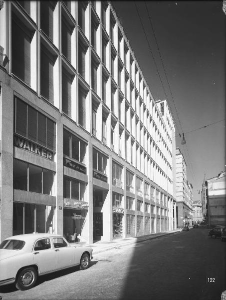 Veduta architettonica. Milano - Edificio in piazza Diaz