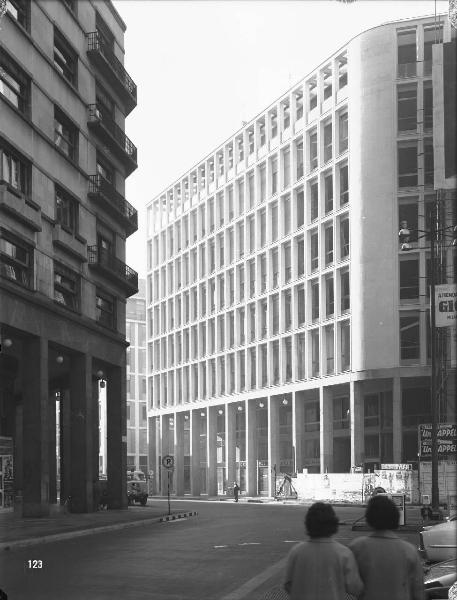 Veduta architettonica. Milano - Edificio in piazza Diaz