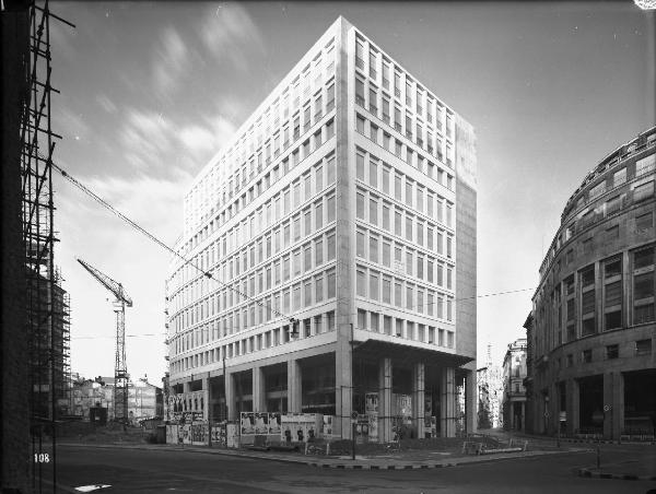 Veduta architettonica. Milano - Edificio in piazza San Babila