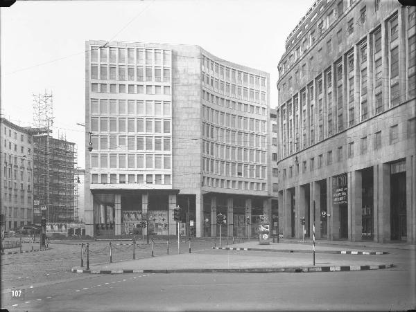 Veduta architettonica. Milano - Edificio in piazza San Babila