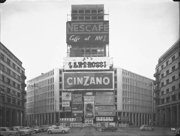 Veduta architettonica. Milano - Edificio con la torre Martini in piazza Diaz