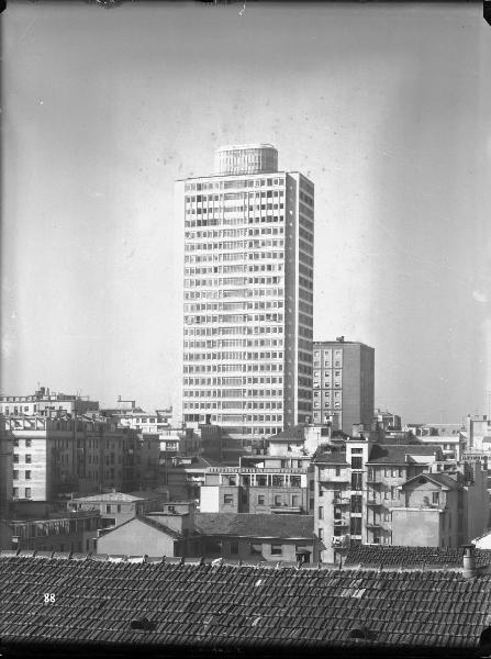 Veduta architettonica. Milano - Grattacielo in piazza della Repubblica