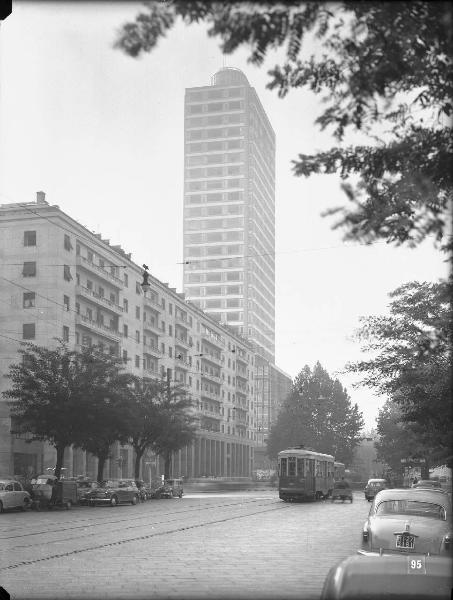 Veduta architettonica. Milano - Grattacielo in piazza della Repubblica