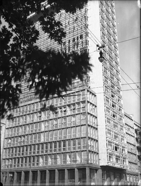 Veduta architettonica. Milano - Grattacielo in piazza della Repubblica