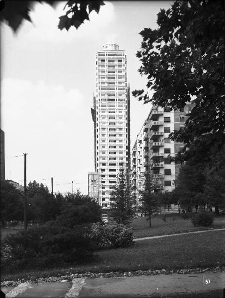 Veduta architettonica. Milano - Grattacielo in piazza della Repubblica