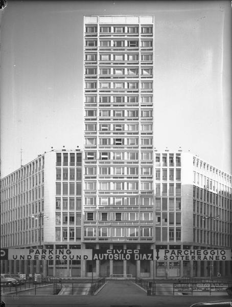 Veduta architettonica. Milano - Torre Martini in piazza Diaz