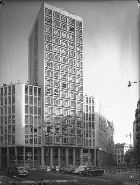 Veduta architettonica. Milano - Torre Martini in piazza Diaz