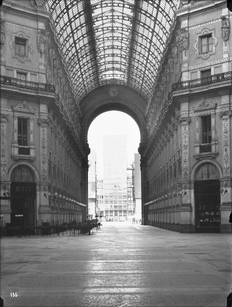 Veduta architettonica. Milano - Galleria Vittorio Emanuele II e Torre Martini