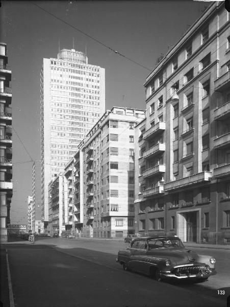 Veduta architettonica. Milano - Grattacielo in piazza della Repubblica