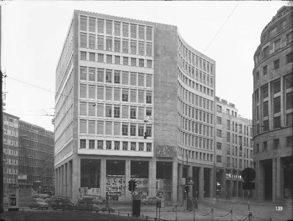 Veduta architettonica. Milano - Edificio in piazza San Babila