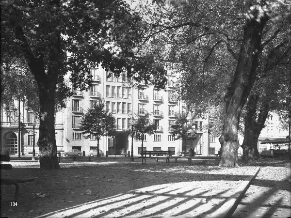 Veduta architettonica. Milano - Complesso residenziale in piazza Sant'Ambrogio