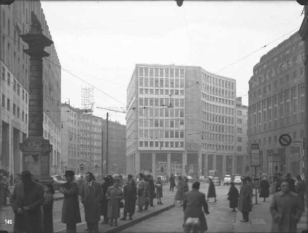 Veduta architettonica. Milano - Edificio in piazza San Babila