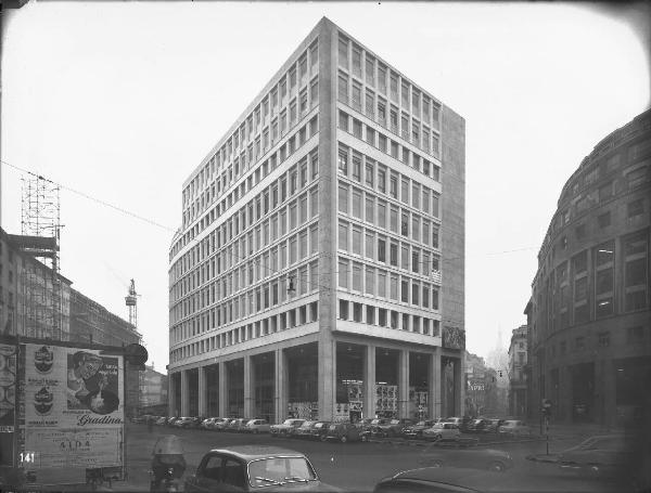 Veduta architettonica. Milano - Edificio in piazza San Babila