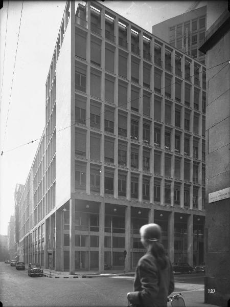 Veduta architettonica. Milano - Edificio in piazza Diaz