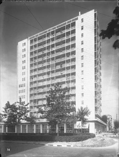 Veduta architettonica. Milano - Complesso residenziale Elios in viale Monte Rosa