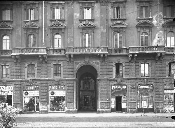 Veduta architettonica. Milano - Edificio in piazza Tricolore 2