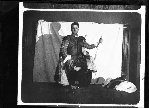 Riproduzione di pellicola cinematografica. Scena in costume