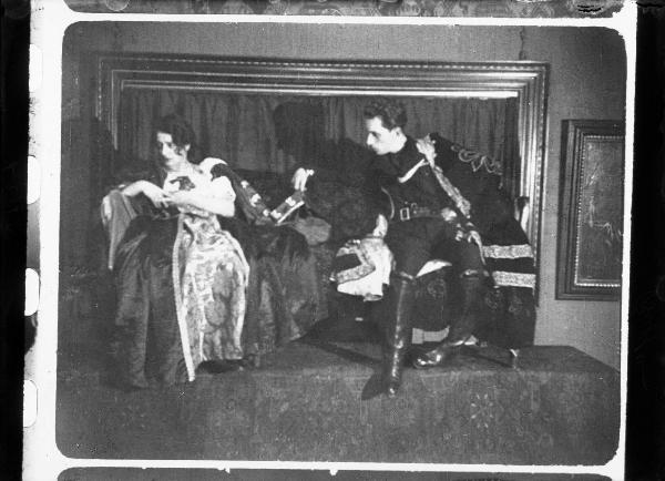 Riproduzione di pellicola cinematografica. Scena in costume