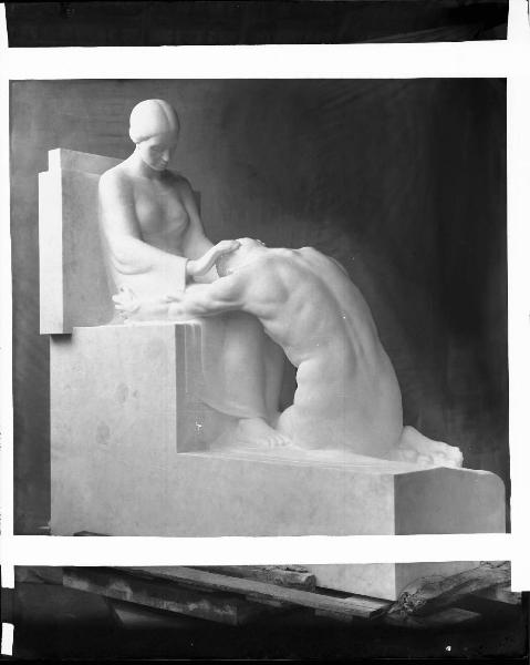 Riproduzione di opera d'arte. Scultura di Giuseppe Enrini - Monumento funebre Lorenzini