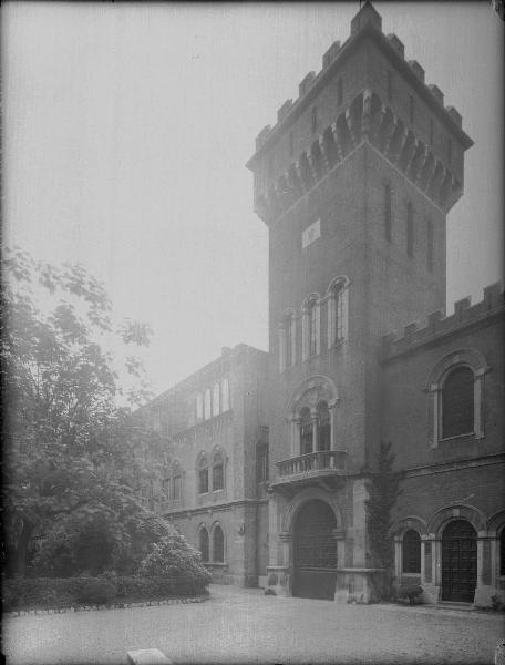 Veduta architettonica. Milano - Edificio in via Pisacane 34