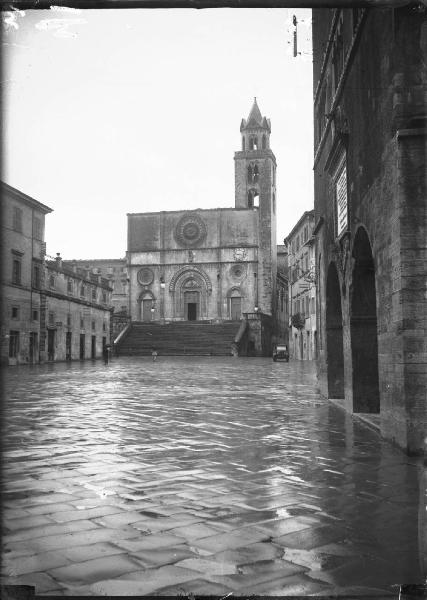 Veduta architettonica. Todi - Duomo - Facciata e campanile