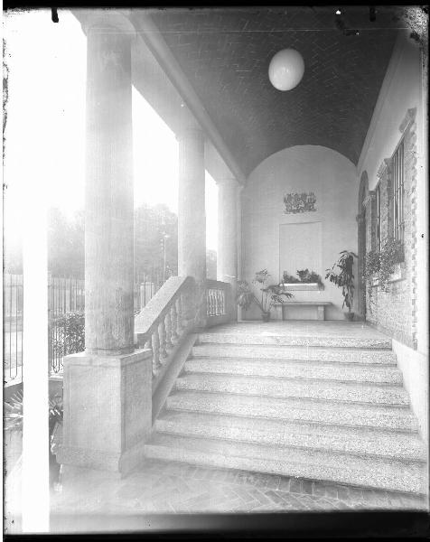 Veduta architettonica. Milano - Casa di Edoardo Majno in via Tranquillo Cremona 27 - Ingresso