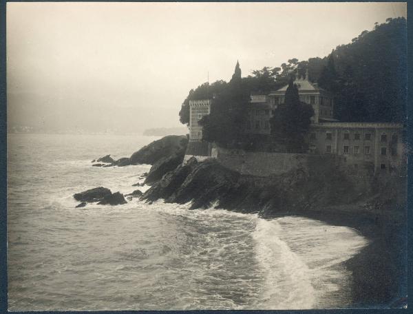 Paesaggio. Zoagli - Torre saracena di Ponente e Villa Canevaro