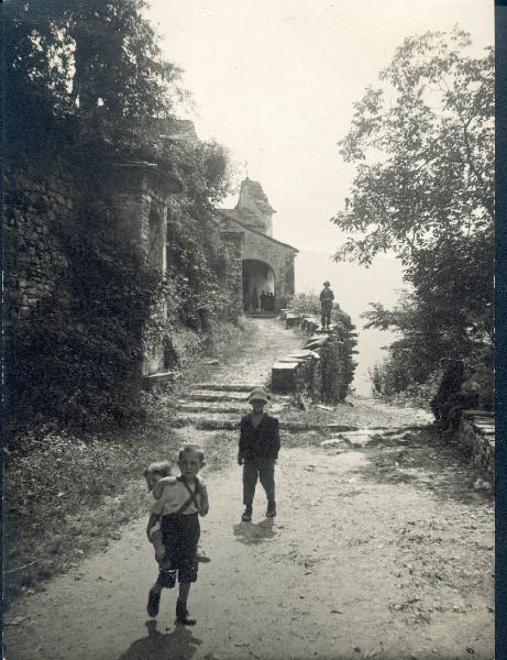 Paesaggio. Pognana Lario - Sentiero da Palanzo e Chiesa di S. Rocco - Bambini