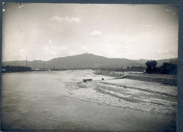 Paesaggio. fiume Stura di Lanzo - Sullo sfondo il colle di Superga