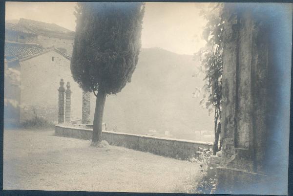 Veduta architettonica. Morcote - Cortile fra la chiesa di S. Maria del Sasso e l'oratorio di S. Antonio da Padova