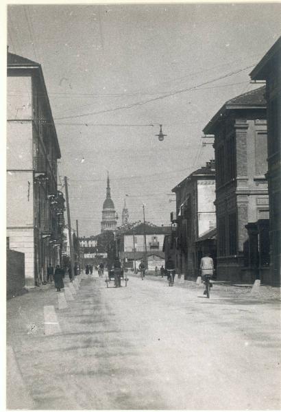 Veduta architettonica. Novara - Veduta di una strada - Sullo sfondo la basilica di S. Gaudenzio