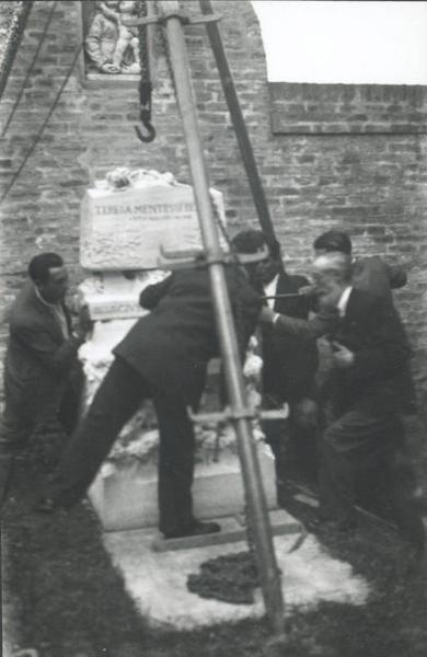 Ferrara - Cimitero - Deposizione delle ceneri del pittore Giuseppe Mentessi nella tomba della madreTeresa Mentessi Bentini