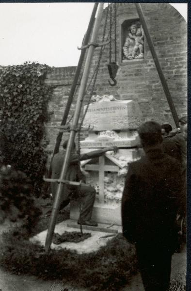 Ferrara - Cimitero - Deposizione delle ceneri del pittore Giuseppe Mentessi nella tomba della madreTeresa Mentessi Bentini