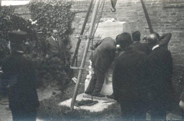 Ferrara - Cimitero - Deposizione delle ceneri del pittore Giuseppe Mentessi nella tomba della madreTeresa Mentessi Bentini