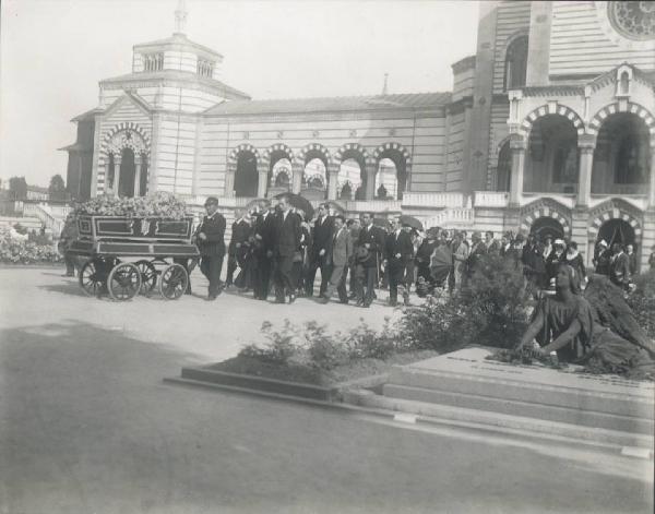 Milano - Cimitero monumentale - Funerale del pittore Giuseppe Mentessi