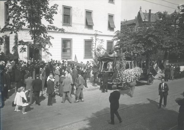 Milano - Funerale del pittore Giuseppe Mentessi