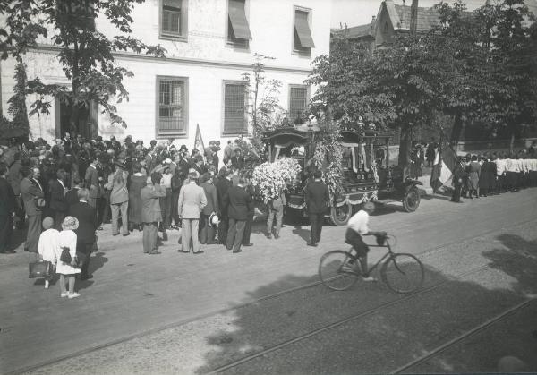 Milano - Funerale del pittore Giuseppe Mentessi