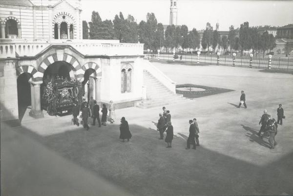 Milano - Cimitero monumentale - Funerale del pittore Giuseppe Mentessi