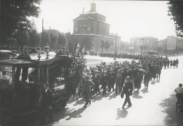 Milano - Corteo funebre del pittore Giuseppe Mentessi