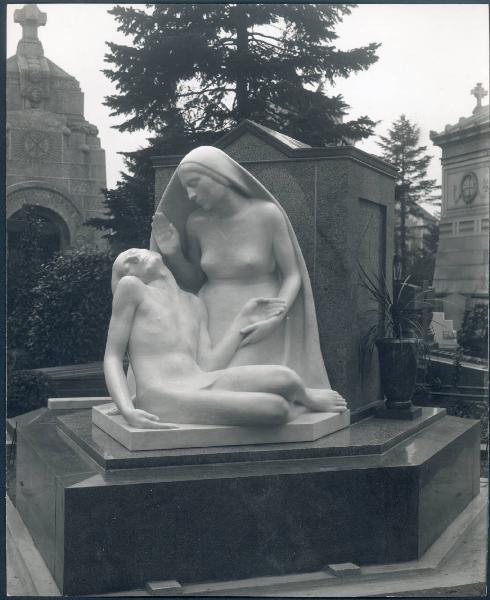 Riproduzione di opera d'arte. Milano - Cimitero monumentale - Sepoltura di Romolo Del Bò - Scultura: Pietà