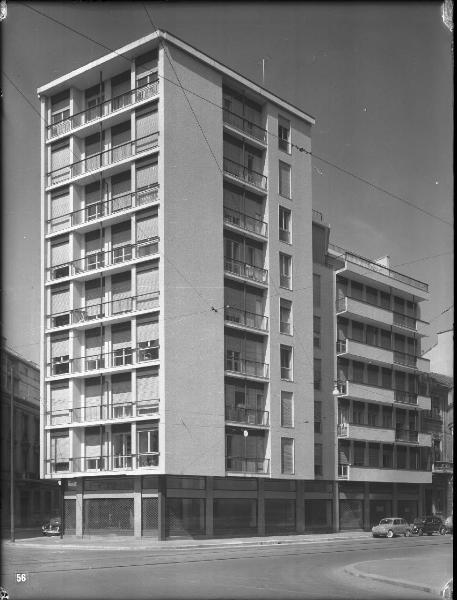 Veduta architettonica. Milano - Edificio in via Boscovich angolo p.zza S. Camillo e via Napo Torriani