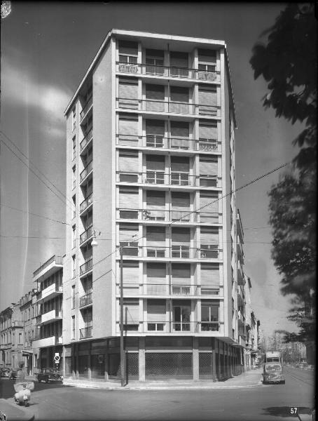 Veduta architettonica. Milano - Edificio in via Boscovich angolo p.zza S. Camillo e via Napo Torriani