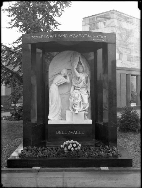 Riproduzione di opera d'arte. Milano - Cimitero monumentale - Monumento funebre Dell'Avalle - scultura di Arrigo Minerbi