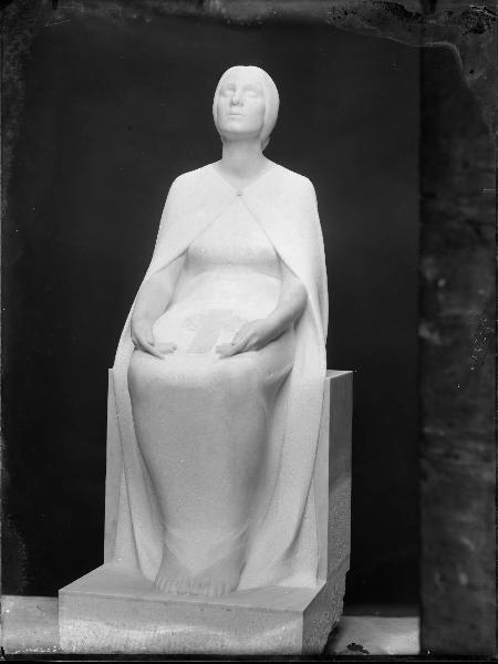 Riproduzione di opera d'arte. Scultura di Romolo Del Bò - Figura femminile in preghiera