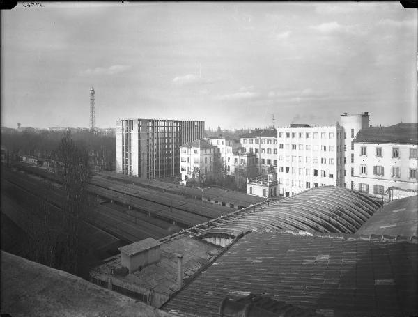 Veduta architettonica. Milano - Stazione Cadrona FNM - Sullo sfondo la torre Branca