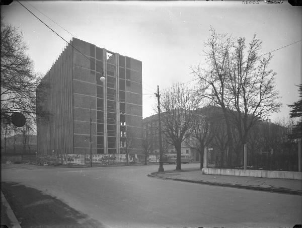 Veduta architettonica. Milano - Edificio all'intersezione fra viale Gerolamo Gadio, viale Emilio Alemagna e via Pietro Paleocapa