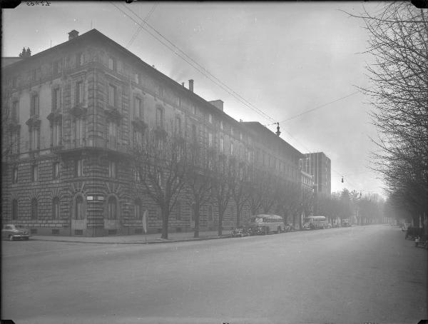 Veduta architettonica. Milano - Edificio all'angolo di via Pietro Paleocapa con piazzale Luigi Cadorna